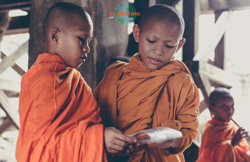 Monjes budistas camboyanos