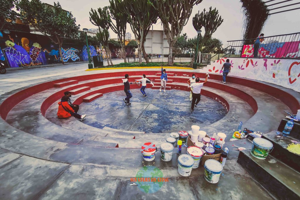 bailando marinera en la capital de Perú